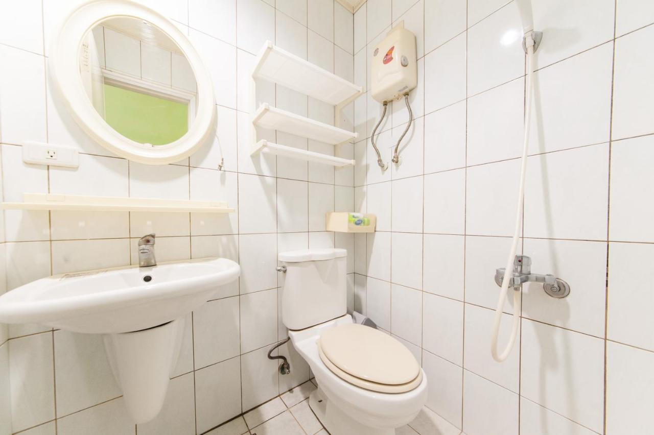 Fengjia Qing Su Homestay Taichung Exterior foto